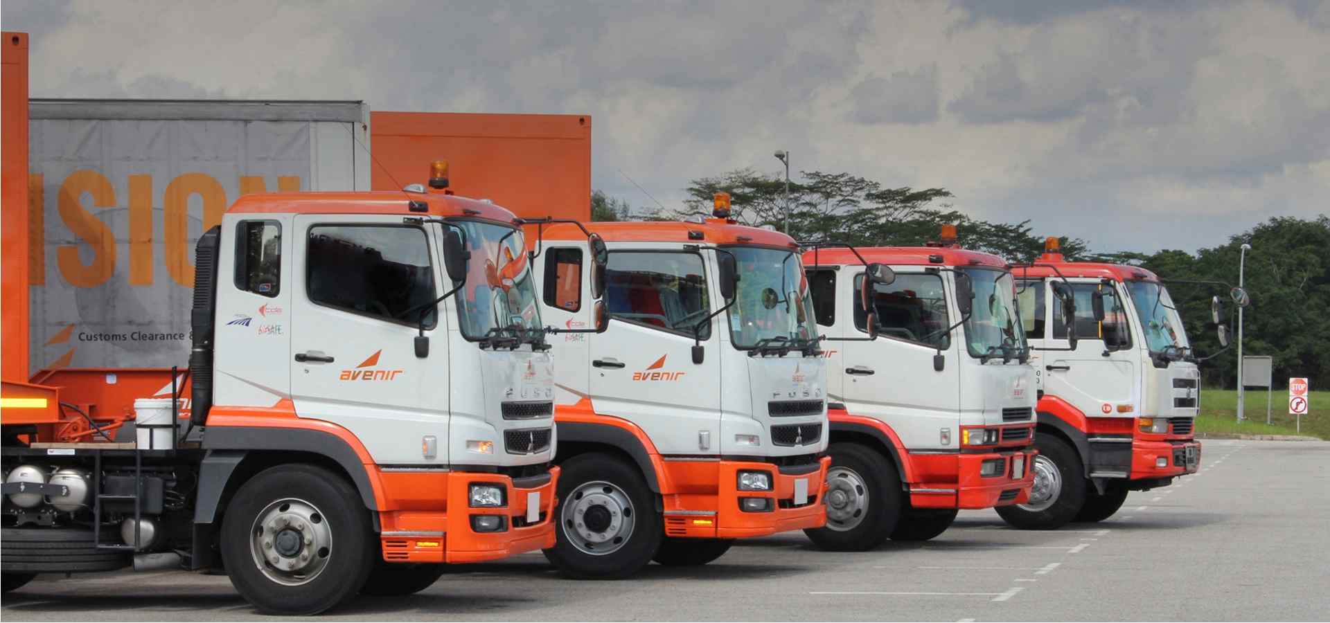 Avenir Logistics air ride truck delivering cargo.